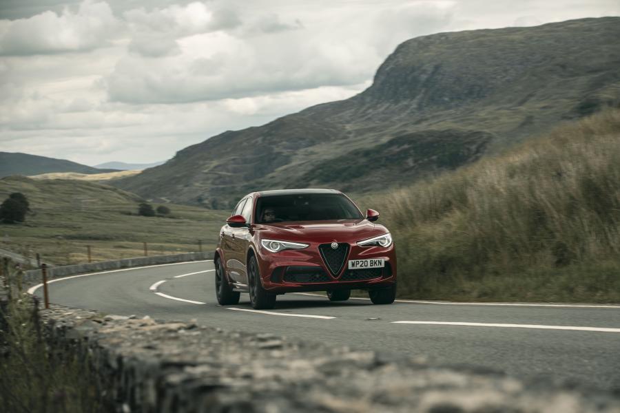  Alfa Romeo Stelvio Quadrifoglio (949) 2020 года  (UK) (фото 12 из 37)